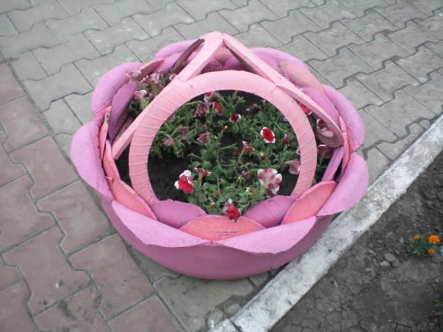 Оригинальные клумбы из колёс своими руками